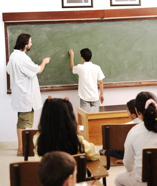 Арабські діти в школі, класна дотепність вчителя — стокове фото