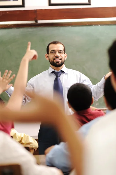 Niños árabes en la escuela, clase ingenio un profesor — Foto de Stock