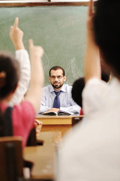 Arabiska barn i skolan, klassrum med lärare — Stockfoto