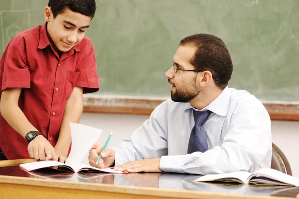 Арабські діти в школі, класна дотепність вчителя — стокове фото