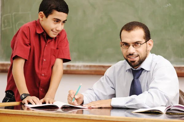 Arab gyerekek az iskolában, tanári szellem. — Stock Fotó