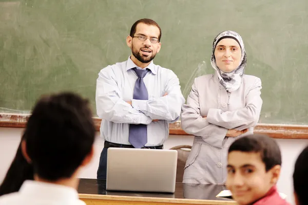 学校里的阿拉伯孩子,教室里有个老师 — 图库照片