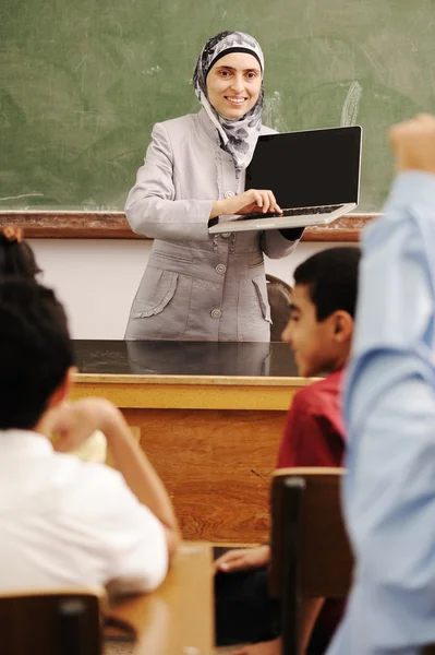 Bambini arabi nella scuola, in classe con un insegnante — Foto Stock