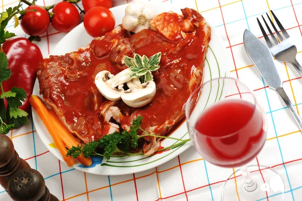 Prepating sliced meat with sauce on board with vegetables — Stock Photo, Image