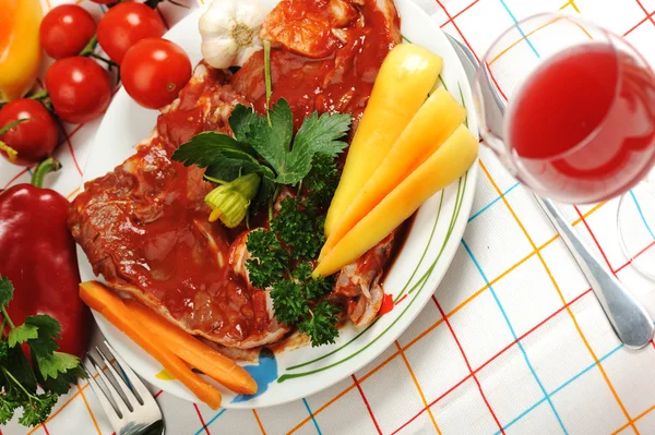 Viande tranchée avec sauce à bord avec légumes — Photo