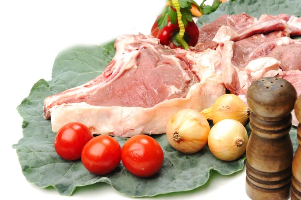 Carne fresca cruda affettata a bordo con verdure — Foto Stock