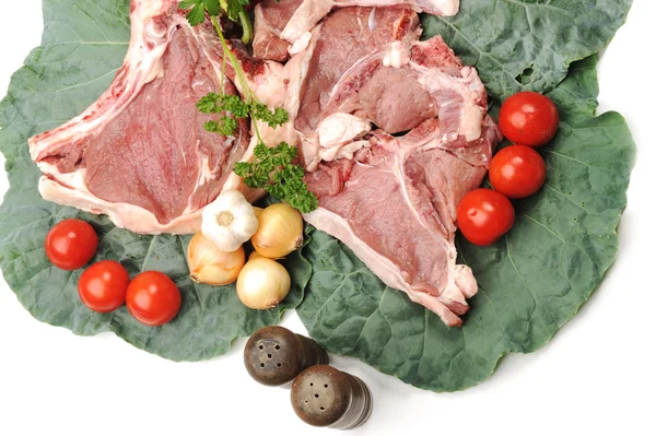 ボード上の野菜添えの肉をスライス — ストック写真