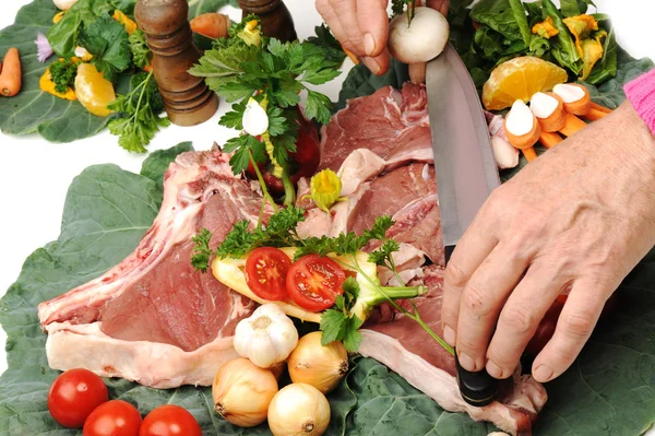 Carne cortada a bordo com legumes — Fotografia de Stock