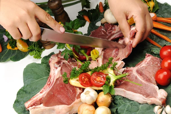 Carne crua fresca cortada a bordo com legumes — Fotografia de Stock