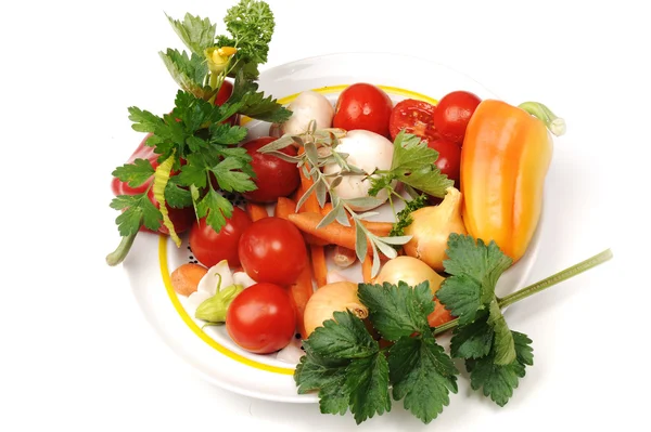 Verduras frescas mezcladas en plato blanco —  Fotos de Stock