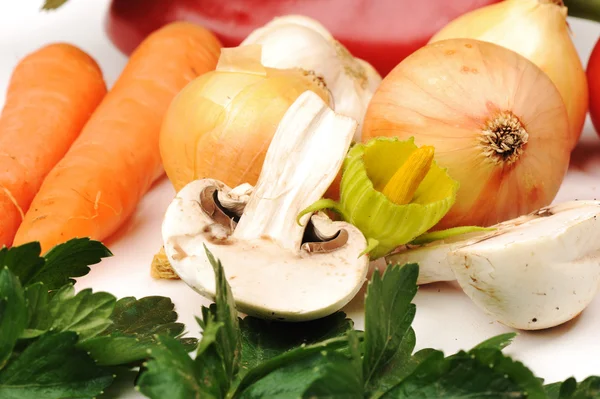 Légumes frais mélangés sur table — Photo