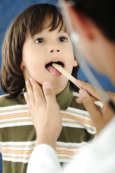 Healthy kid boy , visiting a doctor — Stock Photo, Image