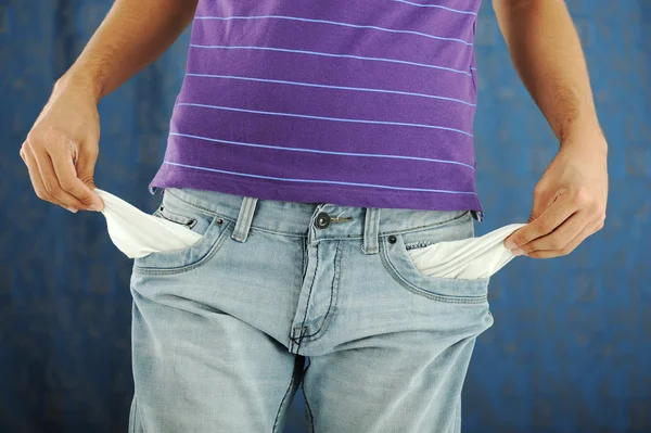 Primer plano de la mano de un hombre mostrando el bolsillo de sus pantalones vacíos —  Fotos de Stock