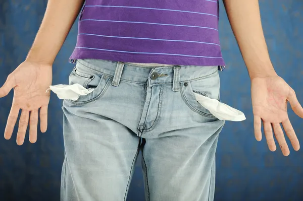 Primer plano de la mano de un hombre mostrando el bolsillo de sus pantalones vacíos —  Fotos de Stock