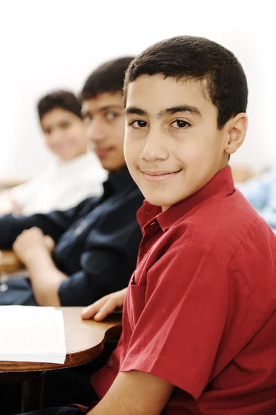 Arab gyerek az iskolában, osztályban — Stock Fotó