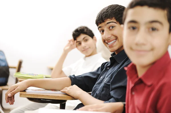 阿拉伯文孩子在学校、 教室 — 图库照片