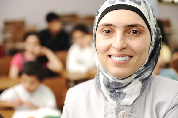 学校のアラビア語の子供たち教室の機知に富んだ教師 — ストック写真