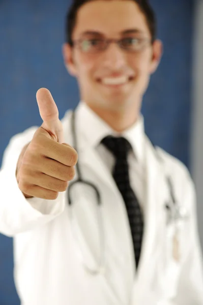 Felice medico maschio con i pollici su su sfondo blu — Foto Stock