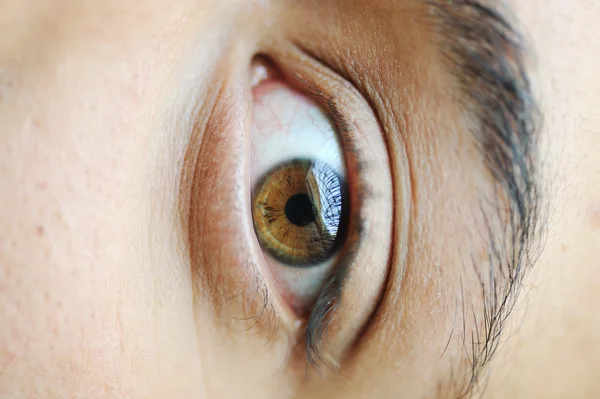 Цветной мужской глаз экстремальный макрос — стоковое фото