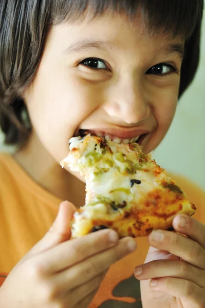 Menino comendo pizza e sorrindo, close-up — Fotografia de Stock
