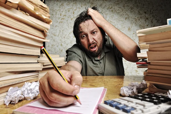 Accountant in problems. Alone working in office with a lot of books around on messy table. Yelling and screaming for bad results. — Stock Photo, Image