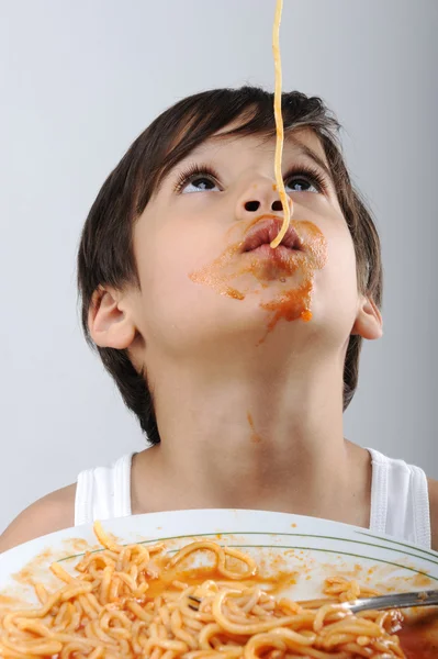 Fiú eszik spagetti — Stock Fotó