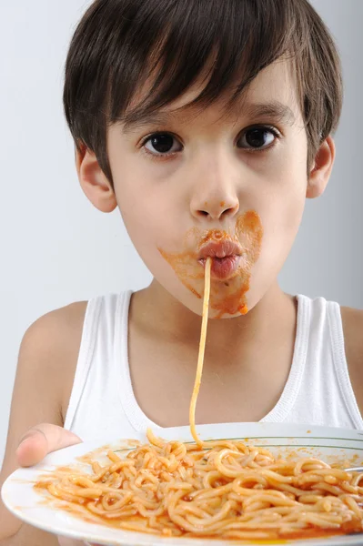 Niño comiendo espaguetis —  Fotos de Stock