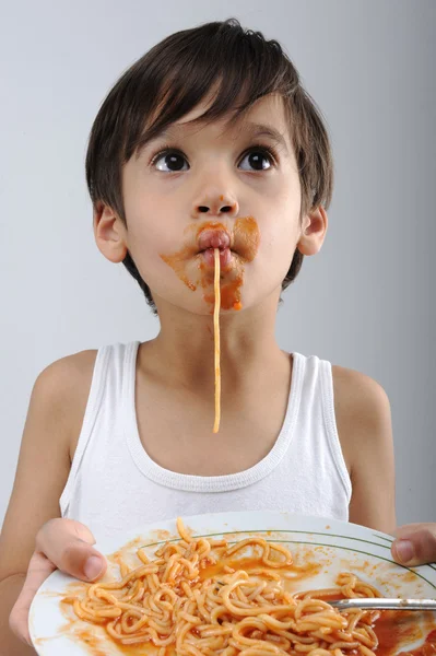 Dziecko jedzenie spaghetti — Zdjęcie stockowe