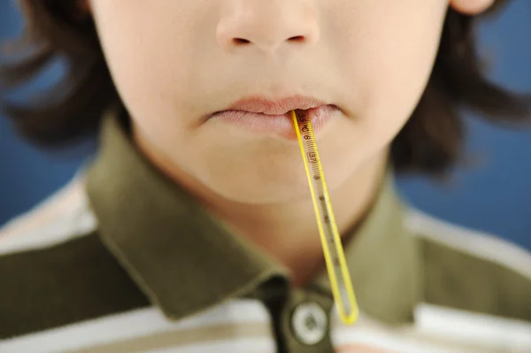 Miúdo doente com termómetro na boca — Fotografia de Stock