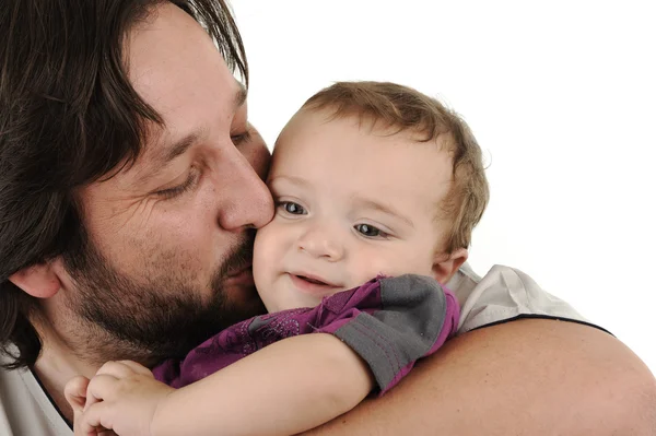 Mooie vader houdt een jongetje in zijn armen — Stockfoto