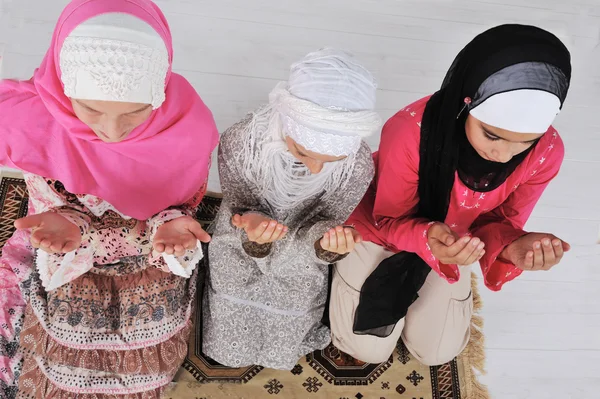 穆斯林在清真寺祈祷的女孩 — 图库照片