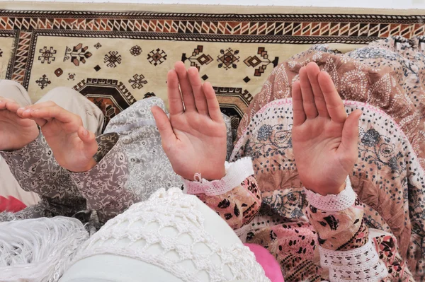 Chicas musulmanas rezando en la mezquita — Foto de Stock