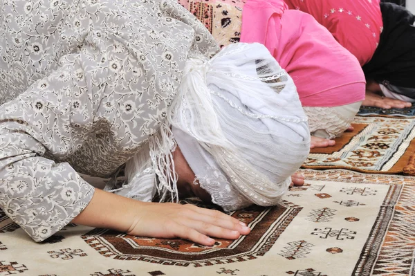 Meninas muçulmanas orando na mesquita — Fotografia de Stock