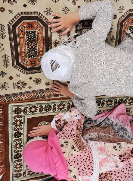 Meninas muçulmanas orando na mesquita — Fotografia de Stock
