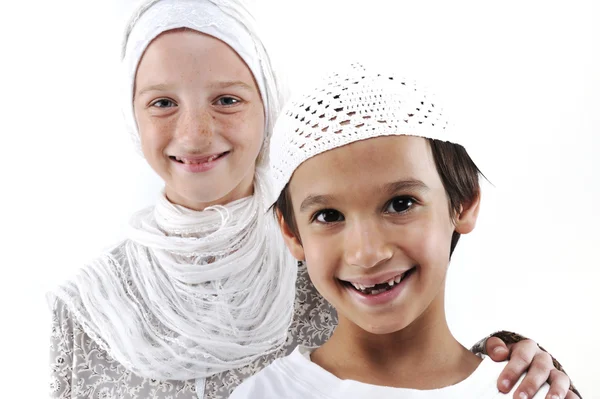Αδελφός και αδελφή μαζί, αραβικό μουσουλμανικό παραδοσιακά ρούχα — Φωτογραφία Αρχείου