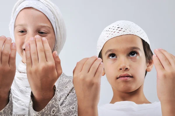 Caldos árabes muçulmanos e irmã orando juntos — Fotografia de Stock