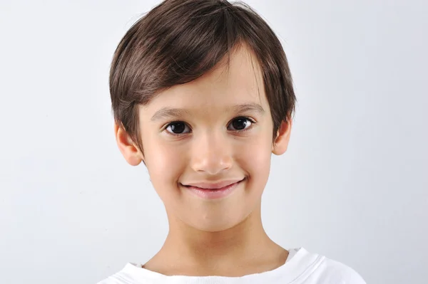 Портрет маленького симпатичного мальчика — стоковое фото