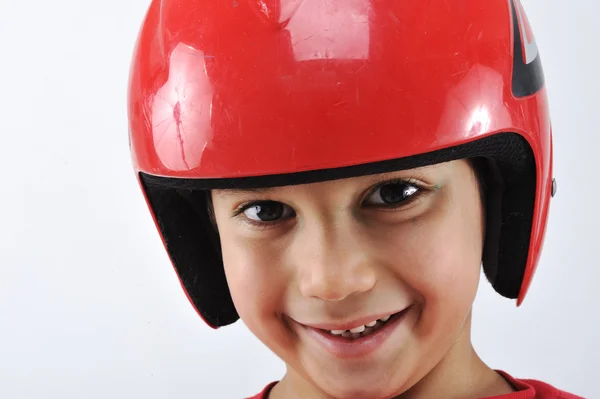 Pequeno menino bonito com capacete — Fotografia de Stock