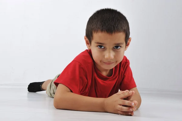 Niño feliz en el suelo en la sala de estar en casa — Foto de Stock