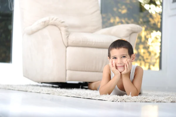 Szczęśliwe dziecko na podłodze w salonie w domu — Zdjęcie stockowe