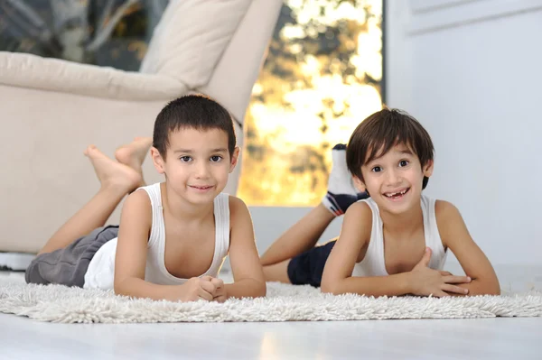 Glückliche Kinder im heimischen Wohnzimmer — Stockfoto