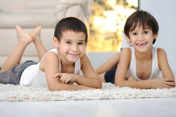 Glückliche Kinder im heimischen Wohnzimmer — Stockfoto