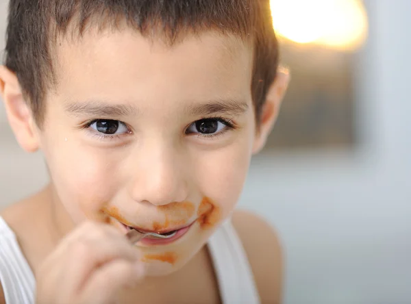 Cibo gustoso, bambino disordinato che mangia spaghetti — Foto Stock