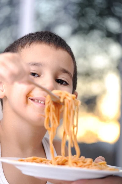 Comida saborosa, criança bagunçada comendo espaguete — Fotografia de Stock