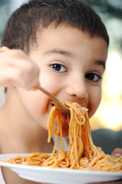 美味的食物，凌乱儿童吃意大利面 — 图库照片