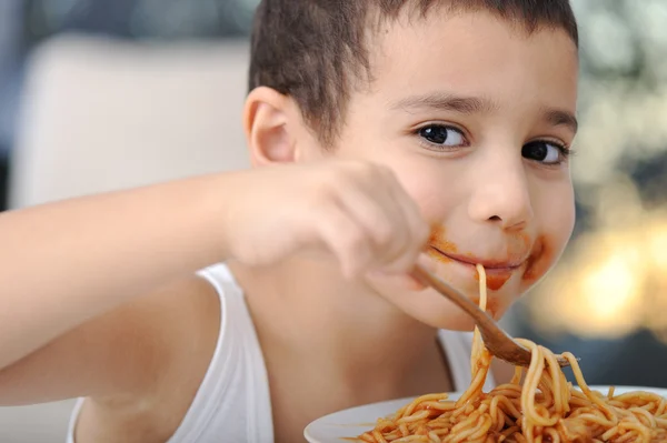 A finom étel, piszkos gyermek étkezési spagetti — Stock Fotó