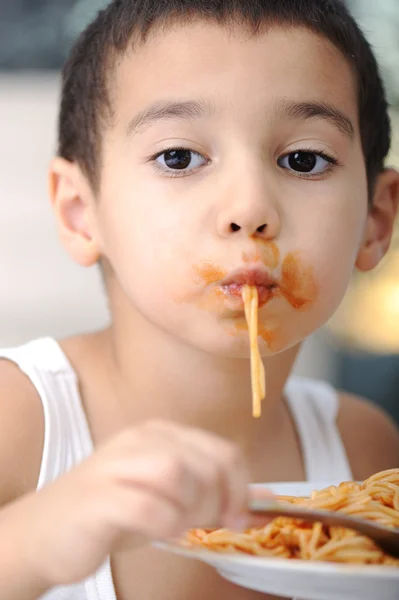 Comida sabrosa, niño desordenado comiendo espaguetis —  Fotos de Stock