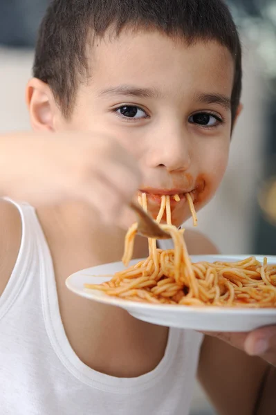 A finom étel, piszkos gyermek étkezési spagetti — Stock Fotó