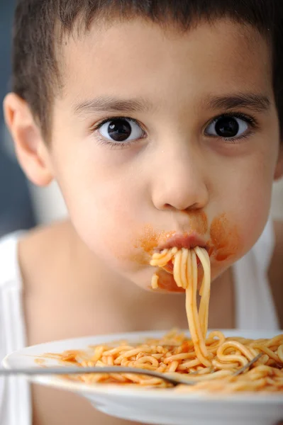 Eten spaghetti — Stockfoto
