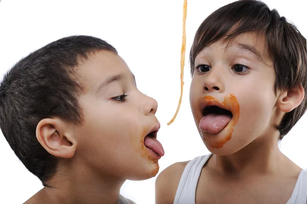 Dwóch chłopców jedzenie spaghetti — Zdjęcie stockowe